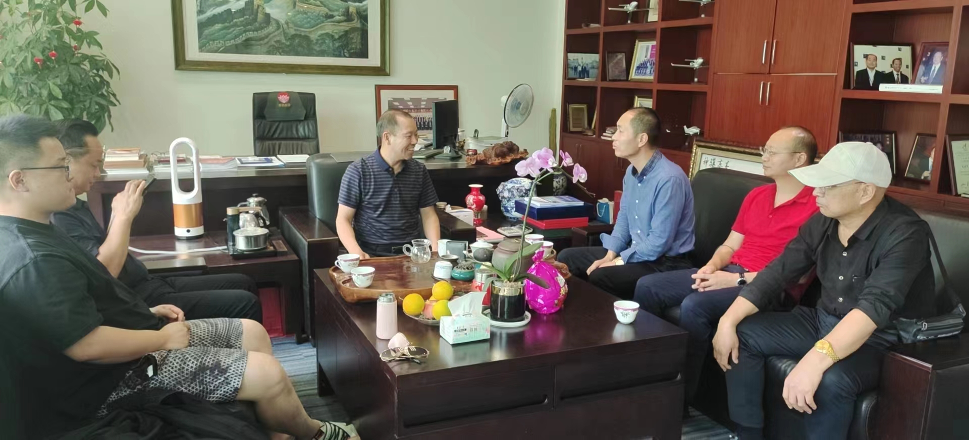 投资商与公司代表洽谈.jpg